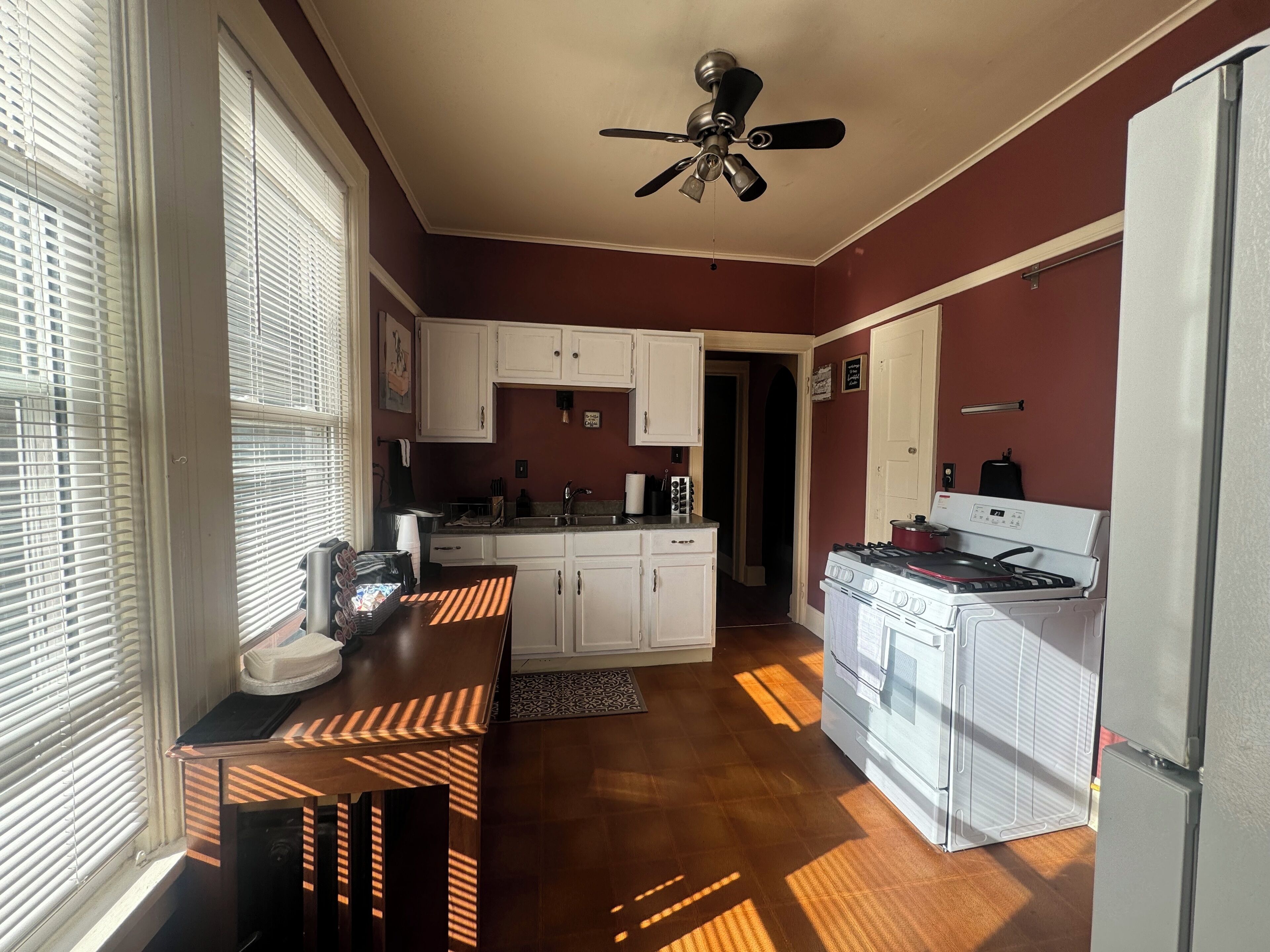 Fridge, oven, stovetop, coffee/tea maker