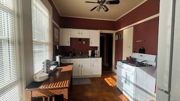 Fridge, oven, stovetop, coffee/tea maker