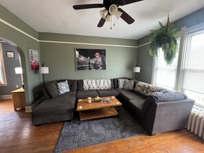 TV connectée, jeux vidéo, lecteur de DVD, livres