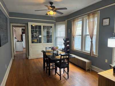 2-bedroom king bed, condo with AC-heat in downtown walkable Milwaukee