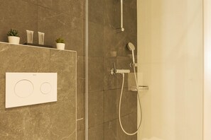 Shower, towels - Guest Ready - Fira Barcelona Modern Apartments (L'Hospitalet de Llobregat)