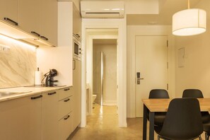 Fridge, microwave, dishwasher, coffee/tea maker - Guest Ready - Fira Barcelona Modern Apartments (L'Hospitalet de Llobregat)