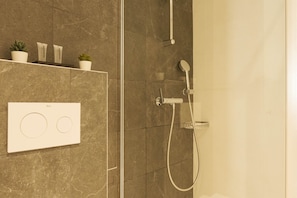 Ducha, secador de pelo y toallas