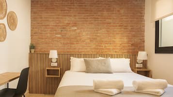 Escritorio, tabla de planchar con plancha, Internet y ropa de cama