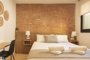 1 habitación, escritorio, tabla de planchar con plancha y internet 