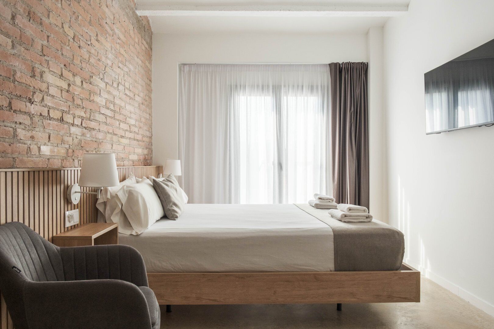 Een bureau, een strijkplank/strijkijzer, internet, beddengoed