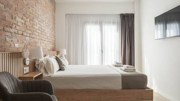 Een bureau, een strijkplank/strijkijzer, internet, beddengoed