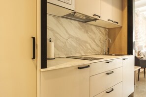 ثلاجة، ميكروويف، فرن، غسالة أطباق