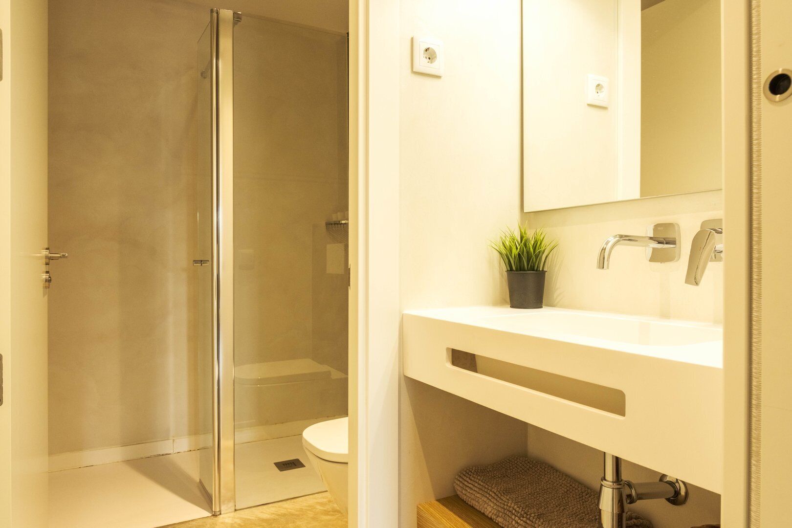 Een douche, een haardroger, handdoeken