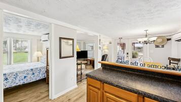 Tabla de planchar con plancha, wifi gratis y ropa de cama