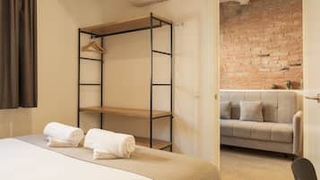 Een bureau, internet, beddengoed