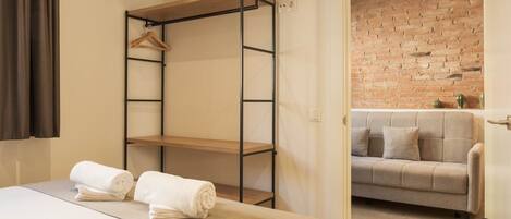 办公桌、上网接入、床单