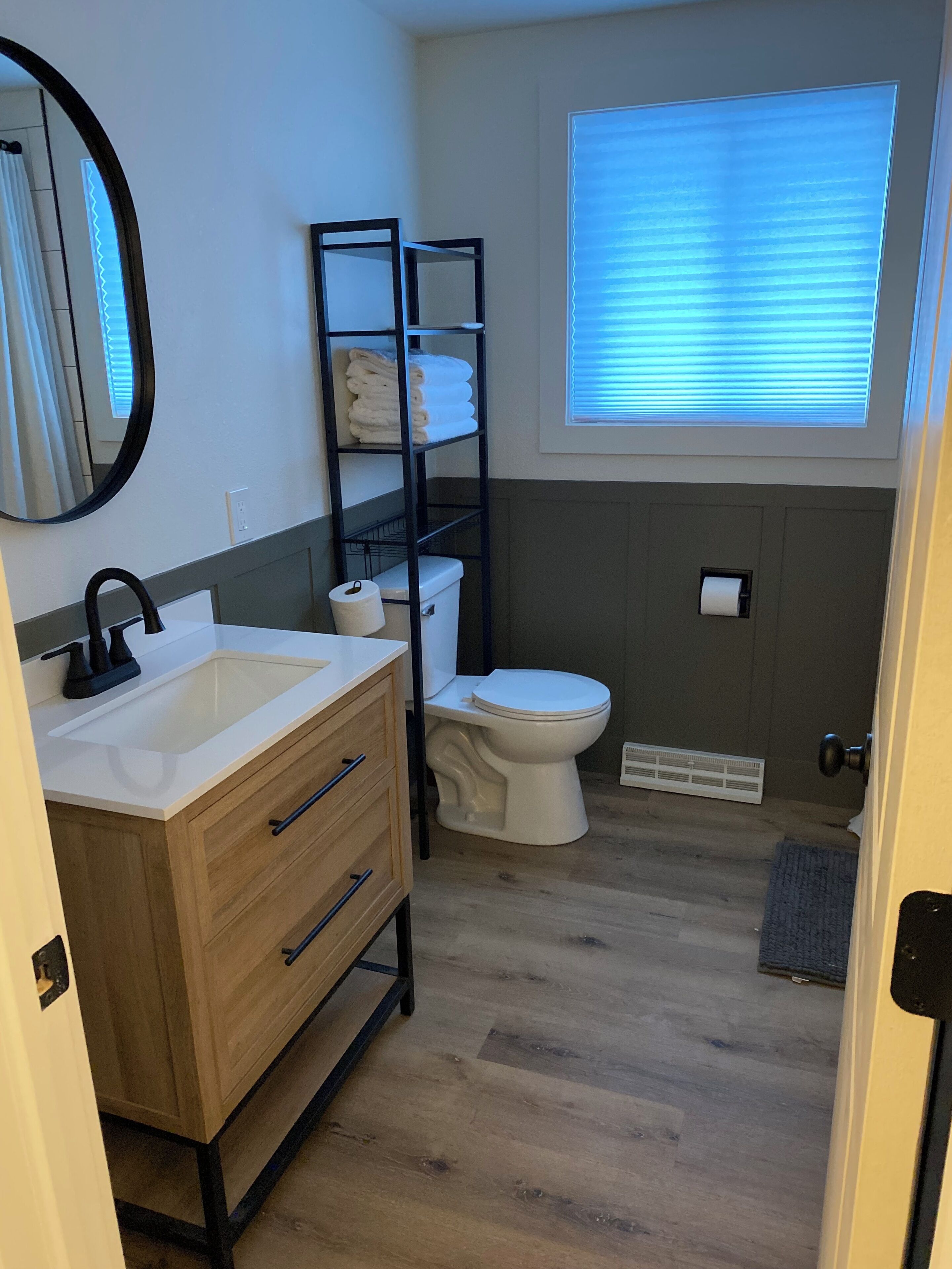 Dusche, Haartrockner, Handtücher, Toilettenpapier