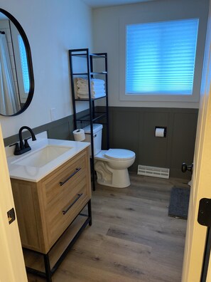 Dusche, Haartrockner, Handtücher, Toilettenpapier