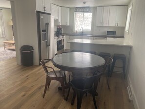 Jääkaappi, mikroaaltouuni, uuni, liesi