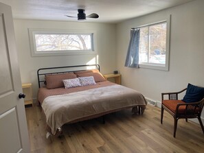 4 makuuhuonetta, silitysrauta/-lauta, ilmainen Wi-Fi, vuodevaatteet