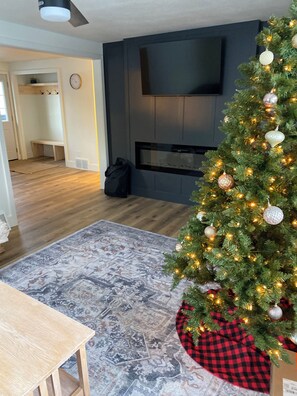 Interior - 4-bedroom house in town Warroad Hockey Arena 1 block away! (Warroad)