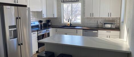 Réfrigérateur, four à micro-ondes, un four, surface de cuisson