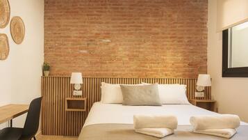 Een bureau, een strijkplank/strijkijzer, internet, beddengoed