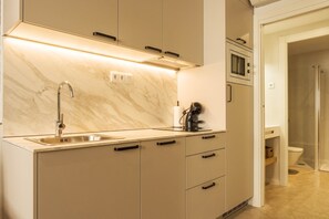 Fridge, microwave, oven, coffee/tea maker - Guest Ready - Fira Barcelona Modern Apartments (L'Hospitalet de Llobregat)