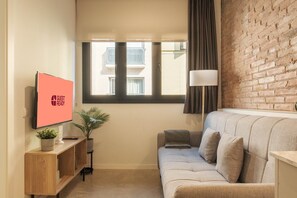 TV - Guest Ready - Fira Barcelona Modern Apartments (L'Hospitalet de Llobregat)