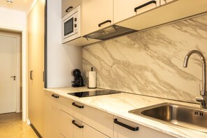 Frigorífico, microondas, horno y lavavajillas