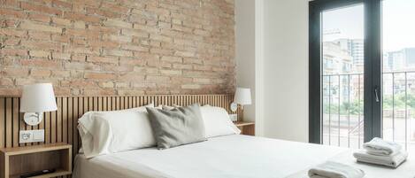 Escritorio, internet y ropa de cama