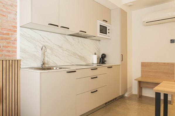 Fridge, microwave, coffee/tea maker, toaster - Guest Ready - Fira Barcelona Modern Studio (L'Hospitalet de Llobregat)