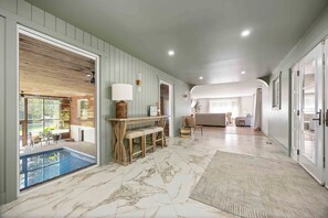 المنشأة من الداخل