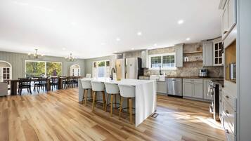 Microondas, horno, parrilla de estufa y lavavajillas