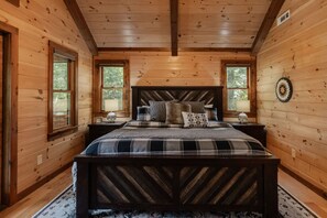 Desk, iron/ironing board, WiFi, bed sheets - Mountain Memories:HotTub, GameRoom-KingSuites (Blue Ridge)