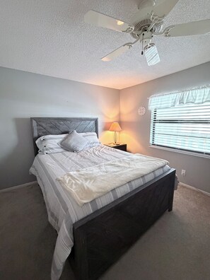 2 عدّة غرف نوم وواي فاي مجانًا وملاءات أسرّة