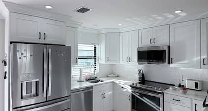 Vero Beach Condo 2Bed/2Bath - Walk to the beach