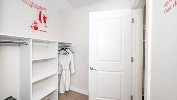 Apartment, Multiple Beds, Kitchen, City View (The 333 Suites 201) | Interior