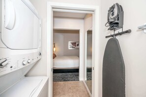 Apartemen, Beberapa Tempat Tidur, dapur, pemandangan kota (The 333 Suites 201) | Laundry