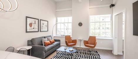 Apartamento, várias camas, cozinha, vista para a cidade (The 333 Suites 201) | Área de estar