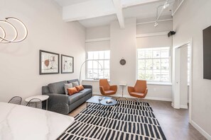 อพาร์ทเมนท์, หลายเตียง, ห้องครัว, วิวเมือง (The 333 Suites 201) | บริ�เวณนั่งเล่น