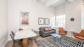 Apartment, Multiple Beds, Kitchen, City View (The 333 Suites 201) | Interior