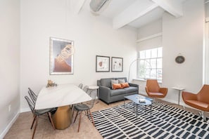Apartment, Multiple Beds, Kitchen, City View (The 333 Suites 201) | Interior