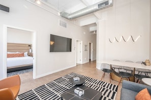 Apartamento, varias camas, cocina, vistas a la ciudad (The 333 Suites 201) | Interior