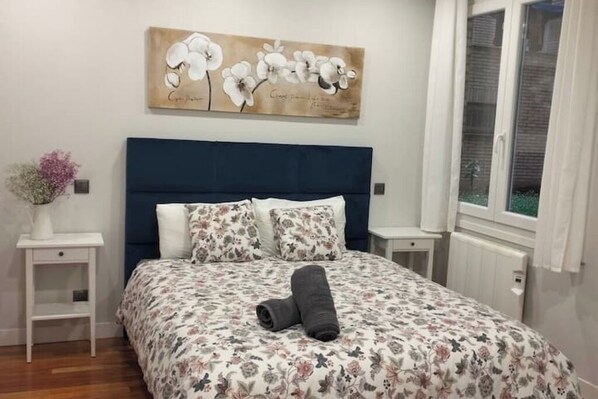 Silitysrauta/-lauta, Wi-Fi, vuodevaatteet