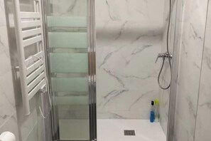 Dusche, Haartrockner, Handtücher, Seife