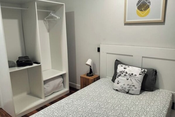 Iron/ironing board, WiFi, bed sheets