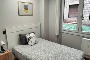 Iron/ironing board, WiFi, bed sheets - Cozy Room & Garage Across from the Guggenheim – Central, Safe, and Pet-Friendly! (Bilbao)