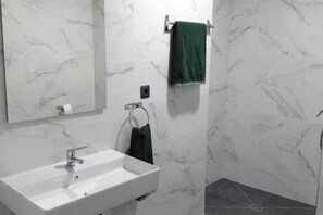 Dusche, Haartrockner, Handtücher, Seife