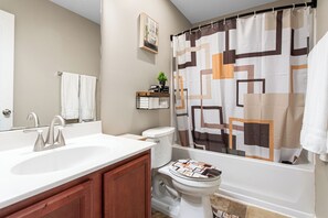 Hair dryer, towels, soap, toilet paper - 324 Beautiful Residence in Mebane NC. (Mebane)