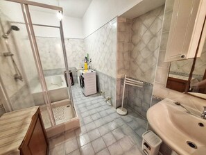 Shower, bidet, towels, soap - Apartment with sea view in Santa Maria di Castellabate near the waterfront (Castellabate)