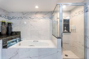 Douche, sèche-cheveux, serviettes fournies
