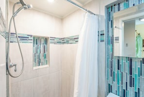 Shower, hair dryer, towels - Ocean-view Condo – Private Lanai - In Kona Town (Kailua-Kona)