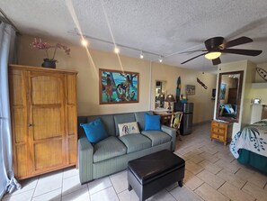Iron/ironing board, free WiFi, bed sheets - Ocean-view Condo – Private Lanai - In Kona Town (Kailua-Kona)